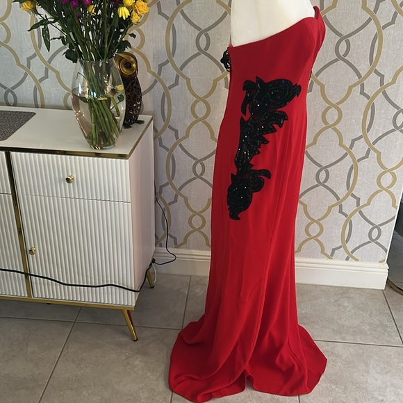 Monique Lhoullier Red Strapless Gown with Black Lace Appliqué – Size 10 - Picture 5 of 8